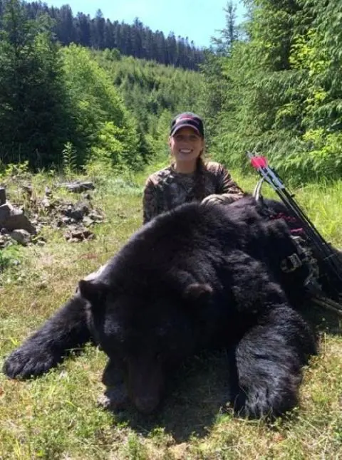 Light_Bow_Shooter_Dr_Ed_Ashby_Big_Game_System_traditonal_whitetail_1Black Bear