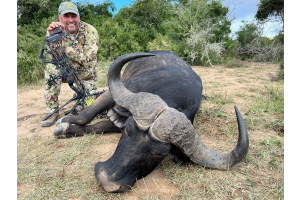 Cape Buffalo taken with GrizzlyStik, bowhunting success story