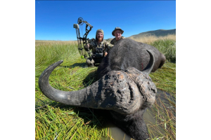 Cape Buffalo taken with GrizzlyStik, bowhunting success story