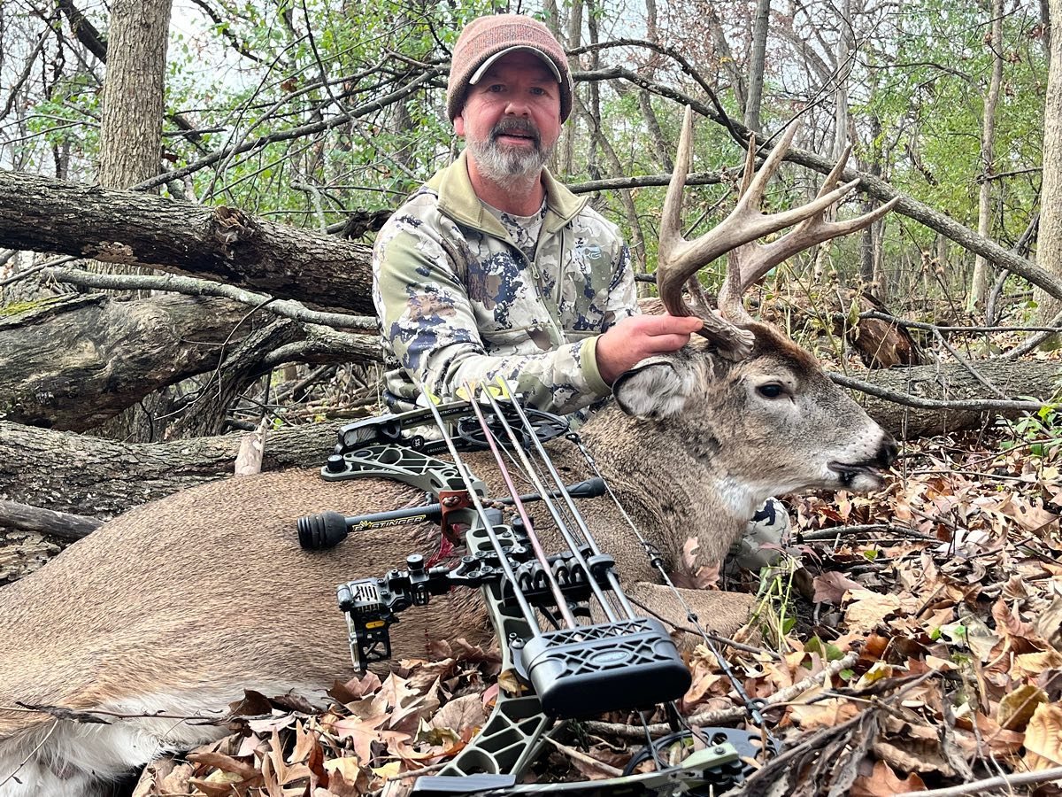 Buck taken with GrizzlyStik, bowhunting success story
