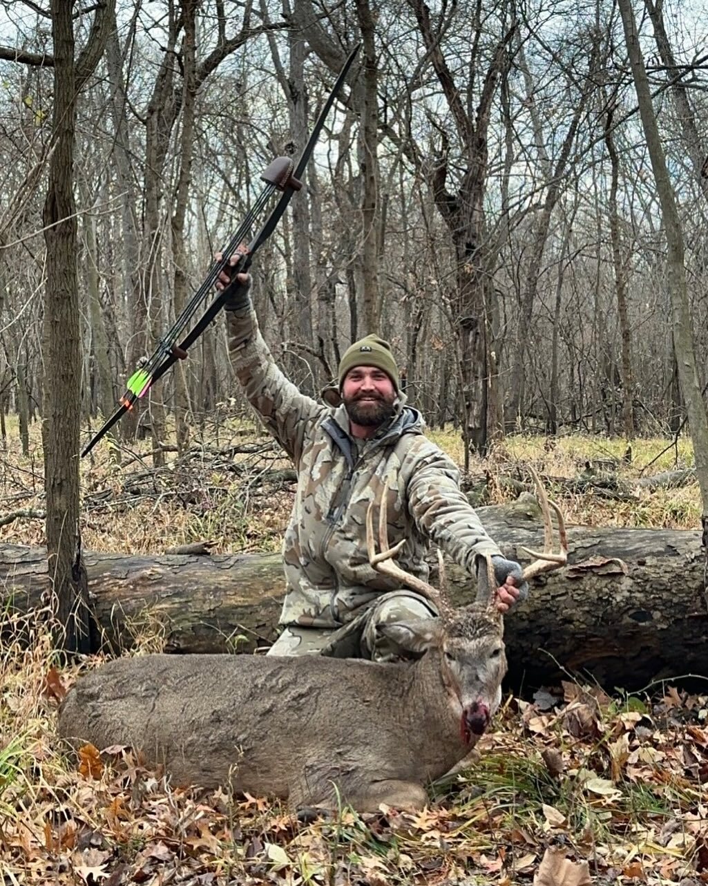 Buck taken with GrizzlyStik, bowhunting success story