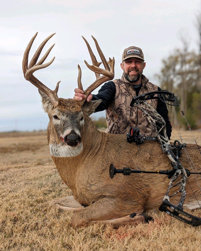 Buck taken with GrizzlyStik, bowhunting success story