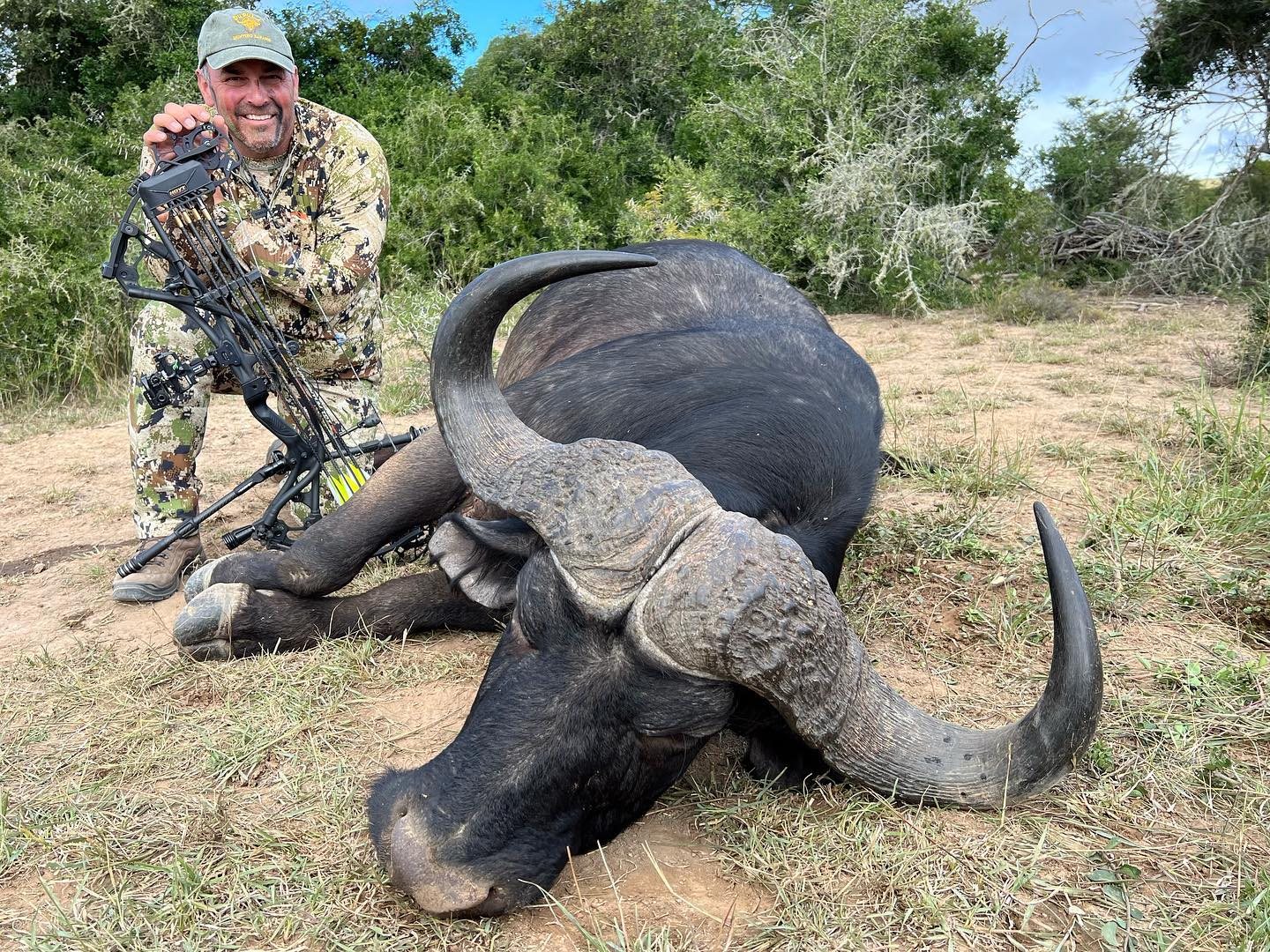 Cape Buffalo taken with GrizzlyStik, bowhunting success story