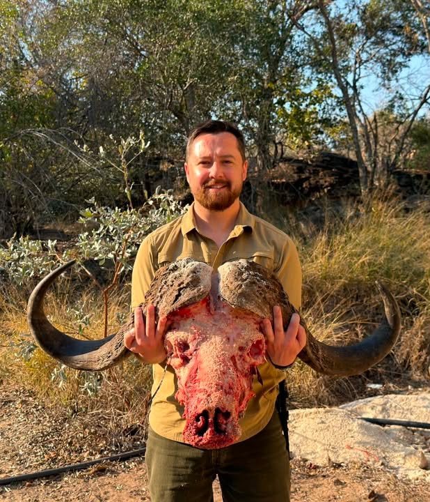Cape Buffalo + Oryx taken with GrizzlyStik, bowhunting success story