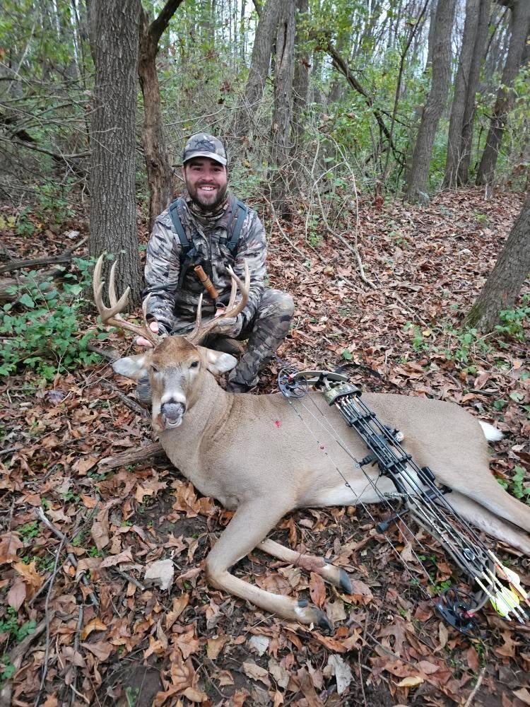 Deer taken with GrizzlyStik, bowhunting success story