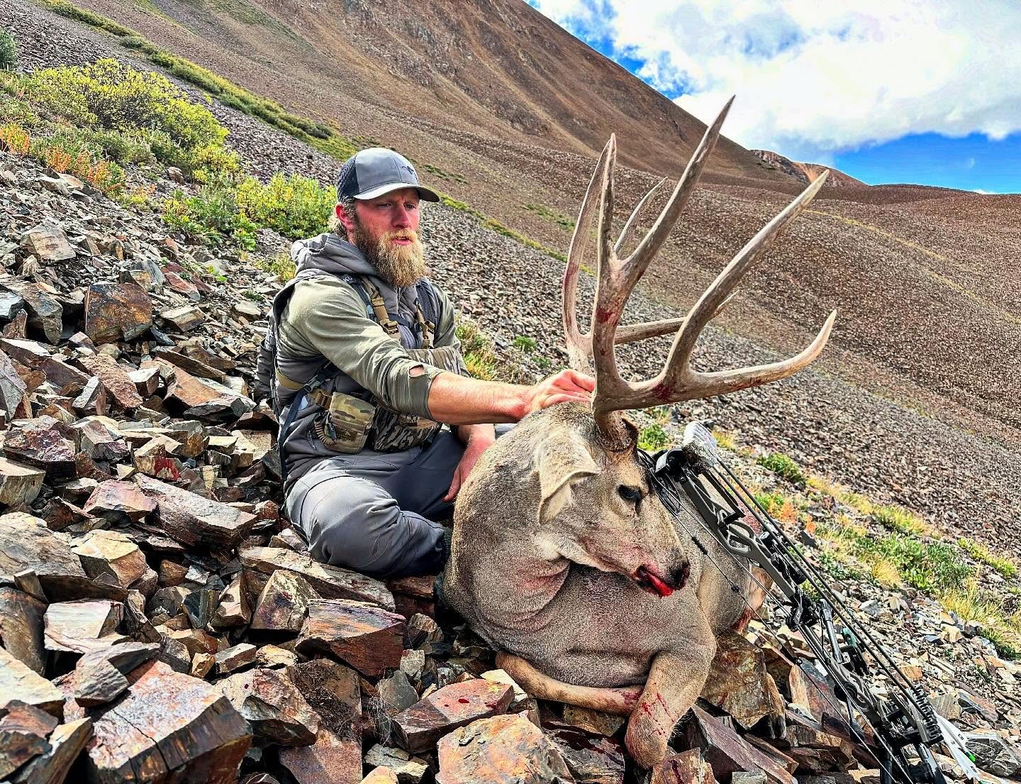 Mule Deer taken with GrizzlyStik, bowhunting success story