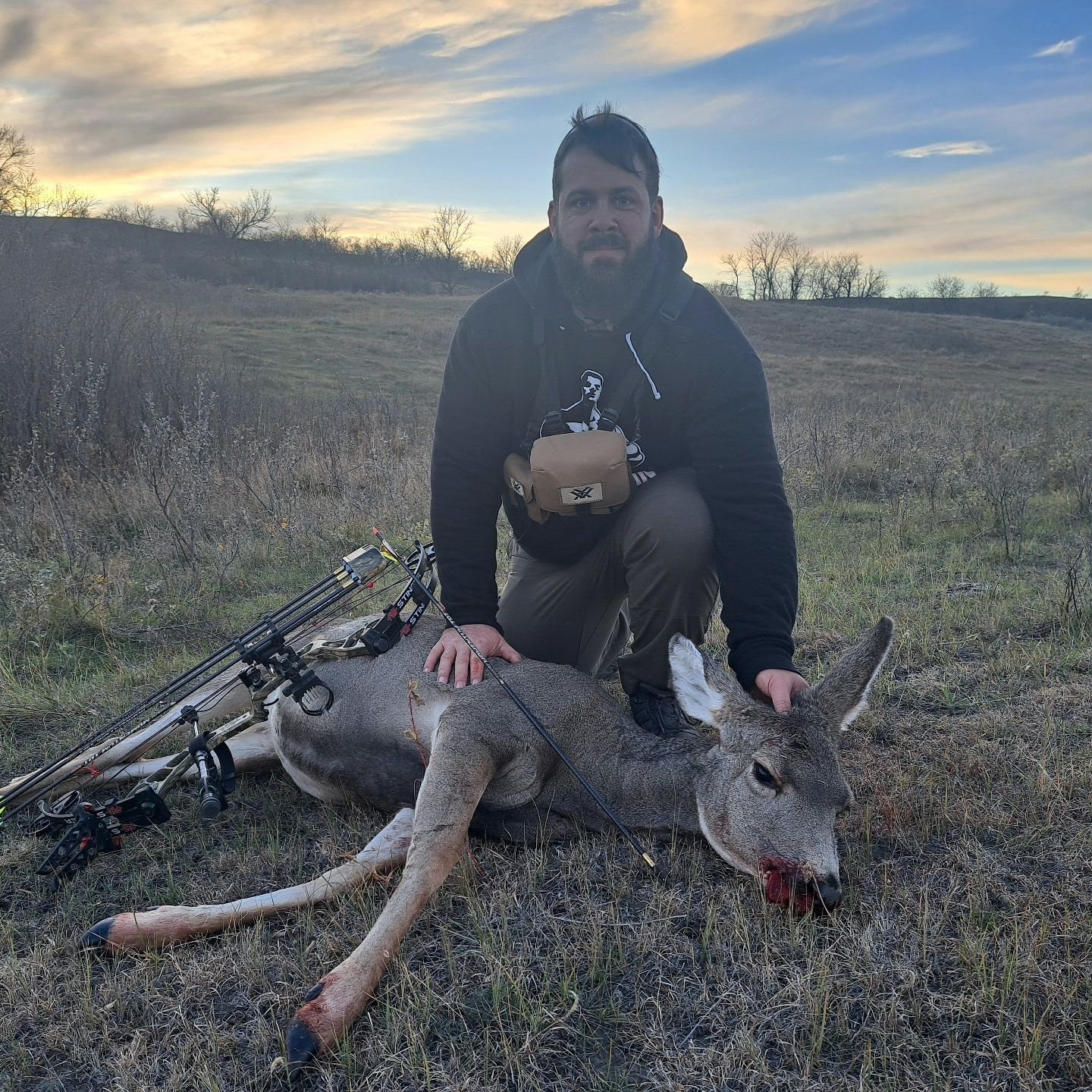 Mule Deer Doe taken with GrizzlyStik, bowhunting success story