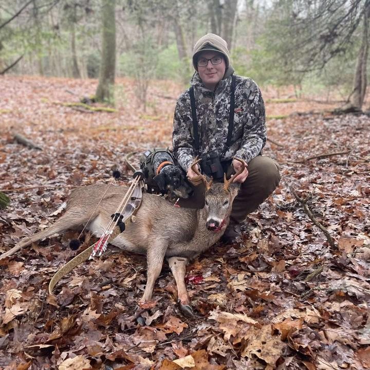 Whitetail taken with GrizzlyStik, bowhunting success story